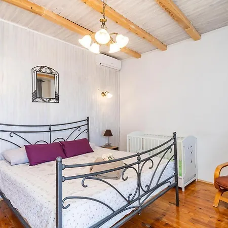 Cozy In Drvenik With Kitchen Vikendica Cilipi