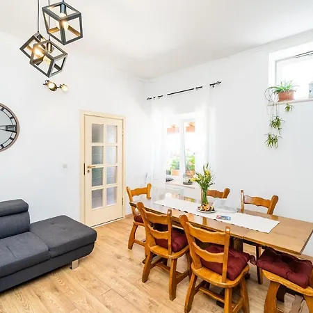 Cozy In Drvenik With Kitchen Čilipi