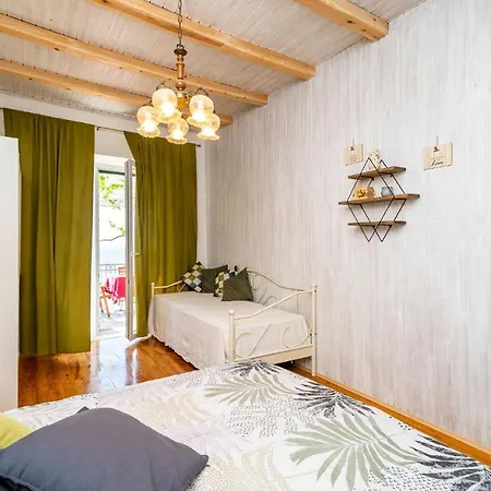 Cozy In Drvenik With Kitchen Hébergement de vacances *
