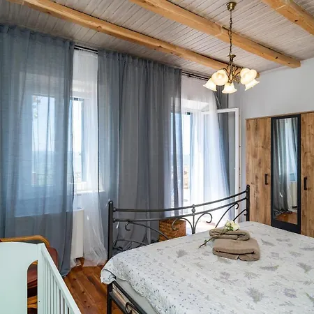 Cozy In Drvenik With Kitchen Čilipi